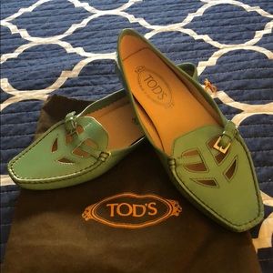Tods size 7 turquoise patent leather drivers